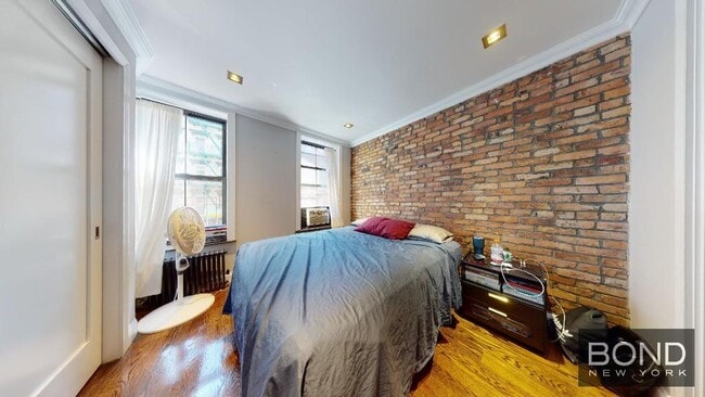 Building Photo - 334 E 6th St