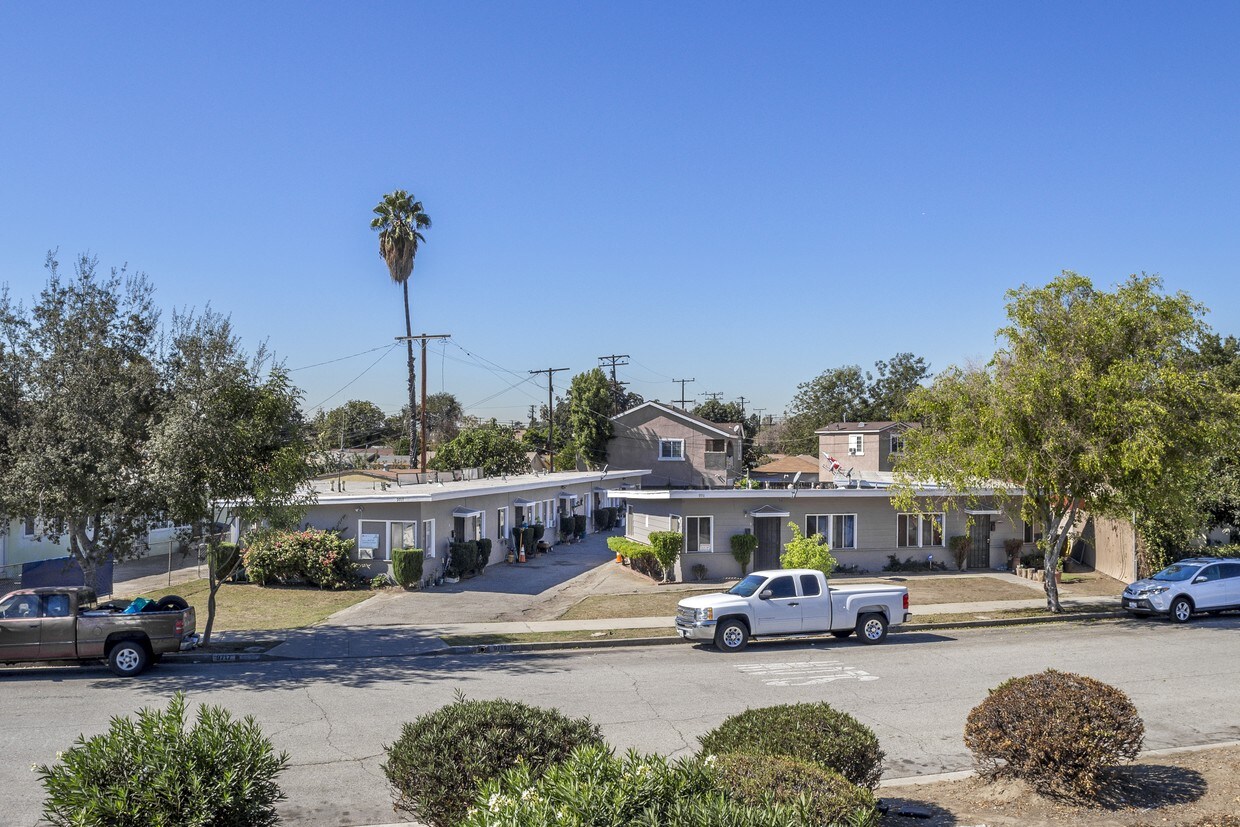 Foto principal - 9711-9717 Salt Lake Ave