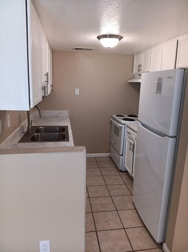 Foto del edificio - Available Now! 3 Bedroom 2 Bathroom Located in SW ABQ!! Showings Available! Price drop!
