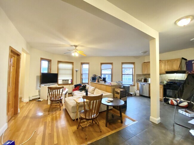 Photo - SPACIOUS 5 BED IN CLEVELAND CIRCLE WITH OP... Apartment