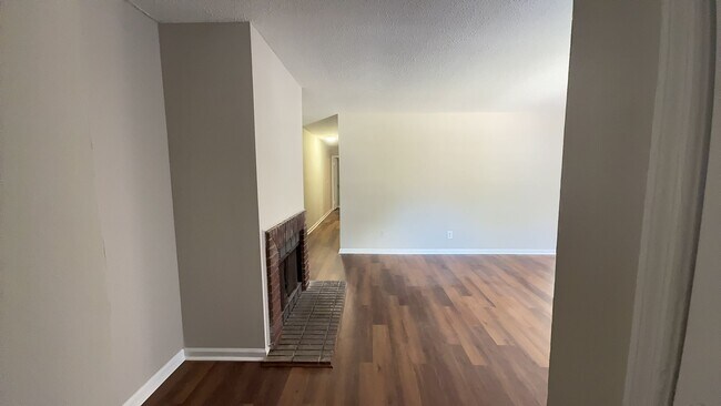 Building Photo - Updated 2 Bedroom Unit!