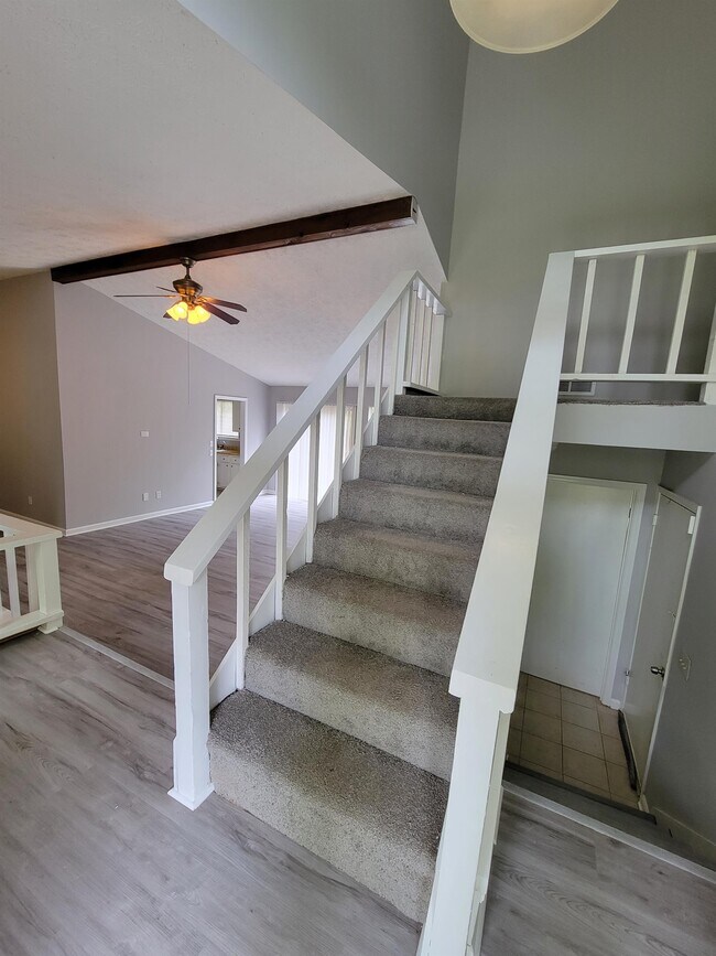Building Photo - 180 Moonshadow Ct