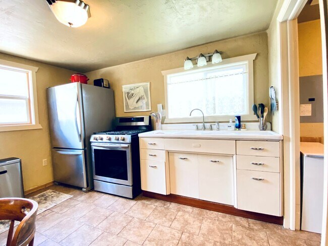 Foto del edificio - Furnished 1 BR / 1 BA cottage near downtow...