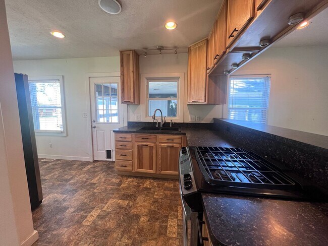 Building Photo - Adorable 4 bedroom home!