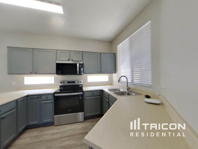 Building Photo - 873 E Impreria St