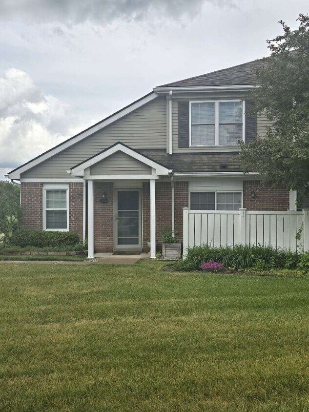 Foto principal - 3 BEDROOM 3 BATHROOM CONDO IN BELLEVILLE A...