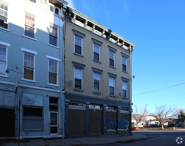 Building Photo - 2025 Colerain Ave