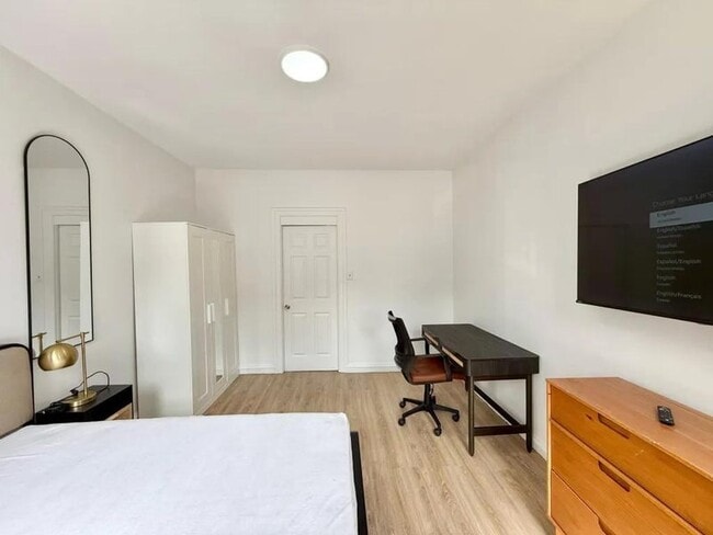 Building Photo - Furnished room/NOT APARTMENT