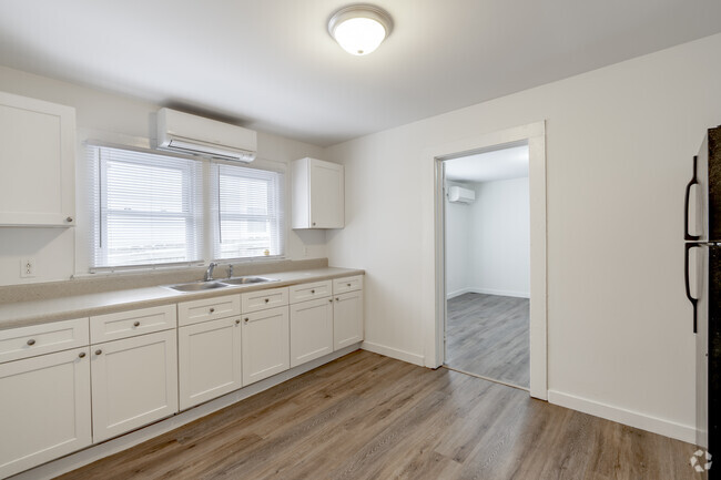 1BR, 1BA - 525SF - Kitchen & Bedroom - 640 Wilson Street