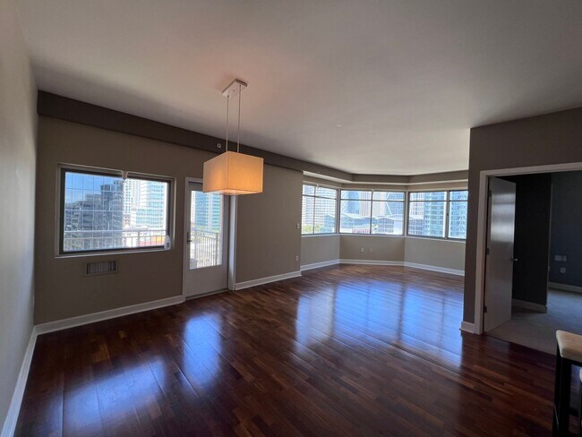 Building Photo - Epic REA - Beautiful top floor with an ama...