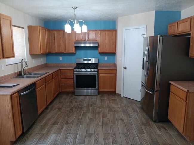 Foto del edificio - 3 Bedroom, 2 Bathroom Home! Schedule a Showing!