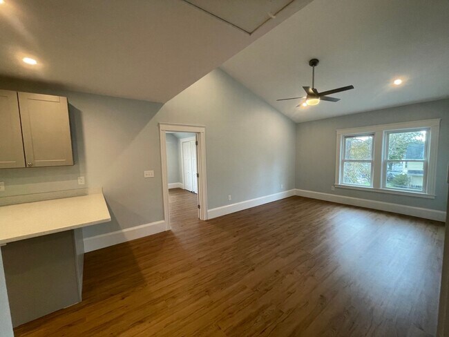 Building Photo - 65 Loomis St