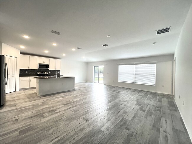 Building Photo - Luxurious New Build 4 Bedroom 2 Bathroom H...