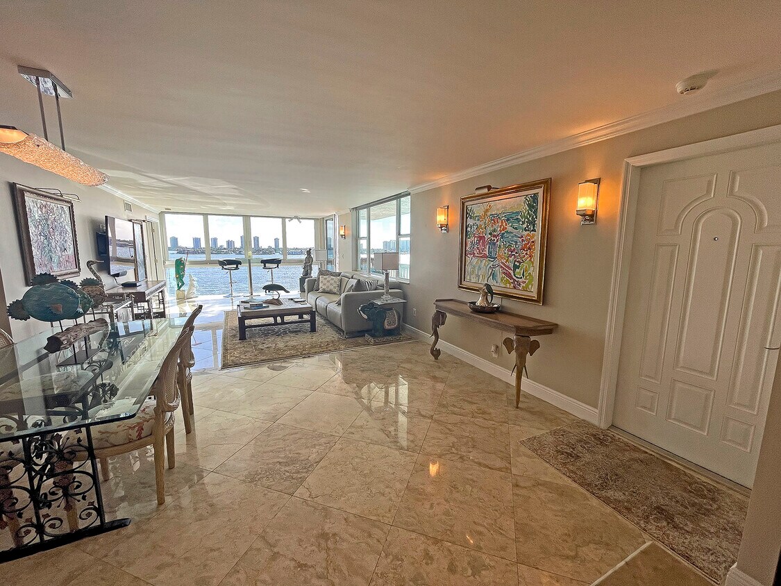 Foto principal - 301 Lake Shore Dr