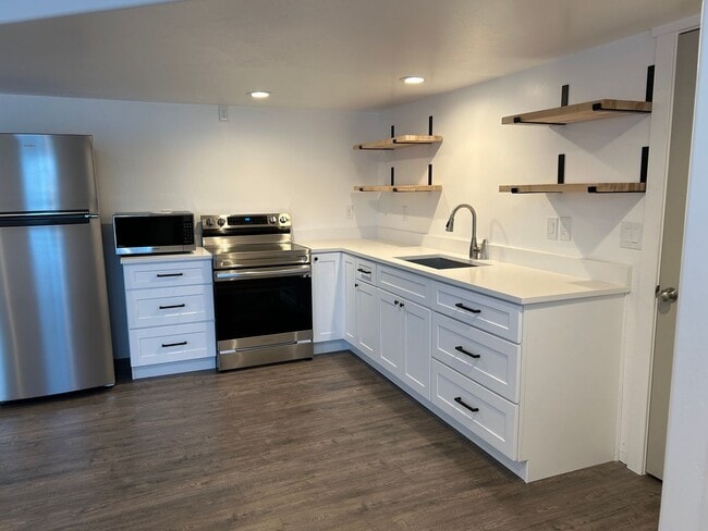 Building Photo - For Rent: 2 Bed / 1 Bath Basement Apartmen...