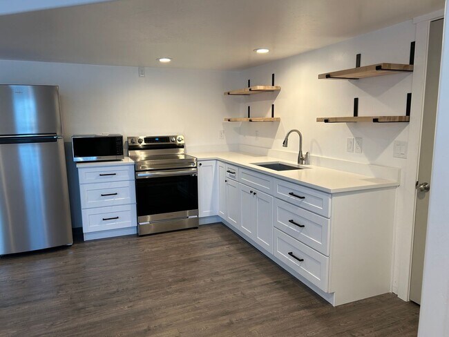 Foto del edificio - For Rent: 2 Bed / 1 Bath Basement Apartmen...
