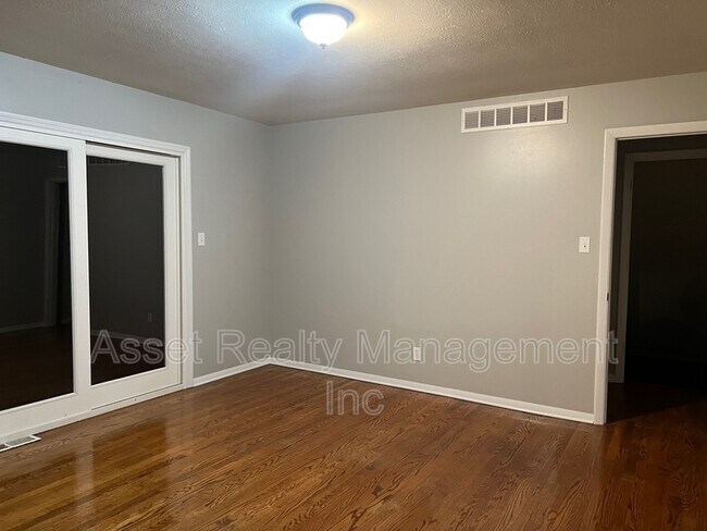 Building Photo - 412 W Meadecrest Dr