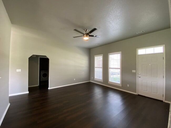 Building Photo - Beautiful Home In The Heart of Farmington,...