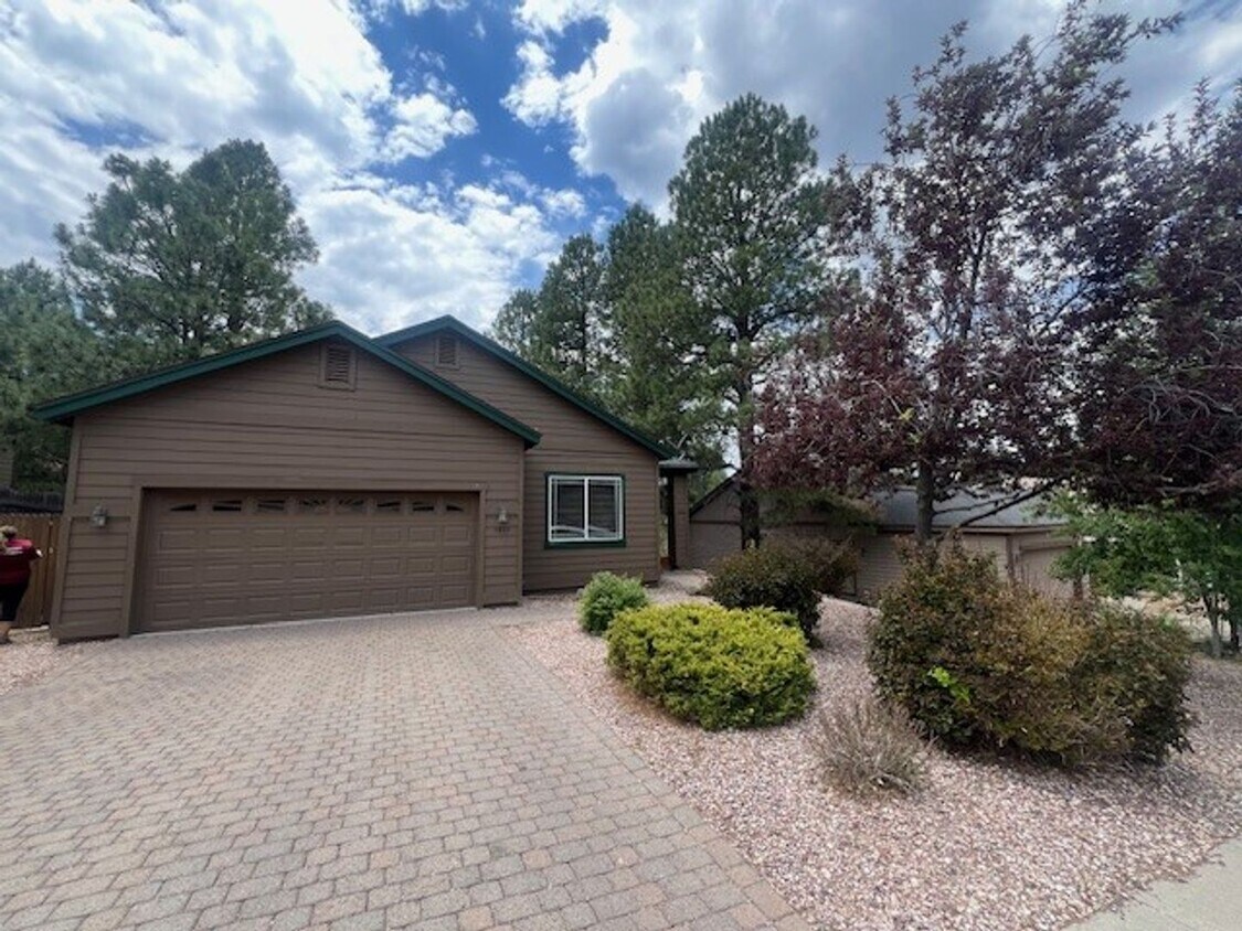 Foto principal - AVAILABLE SOON! 3-Bed Ponderosa Trails Gem