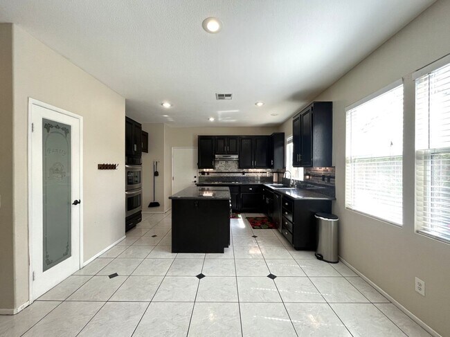 Building Photo - 4 bed, 2 bath in Riverside CA!!