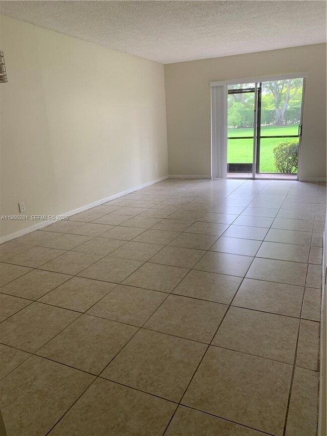 Foto del edificio - 10330 NW 8th St