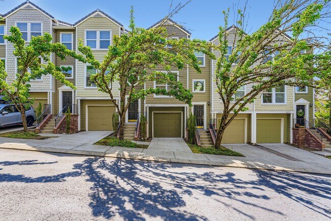 Foto del edificio - Elegant Forest Heights 3 bedroom, 3 bath Brownstone Home!