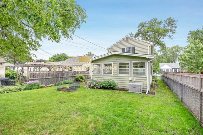 Foto del edificio - Charming 4-Bed Oasis with Gleaming Hardwood Floors – Your Dream Home Awaits in St. Louis Park!