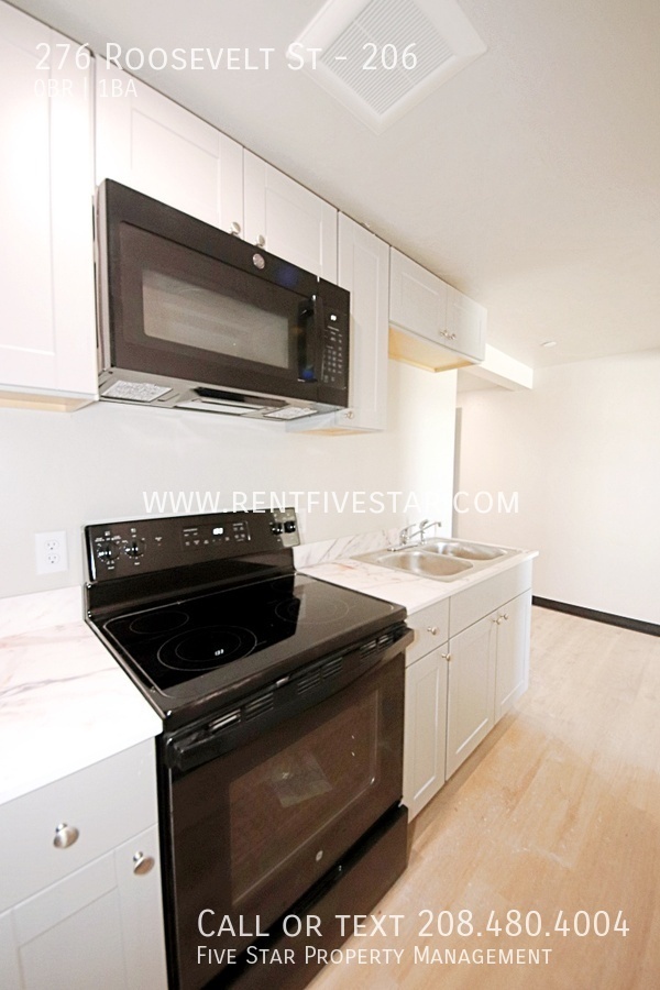 Foto del edificio - First Month Free! NEW Studio Apartment Ava...