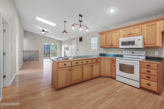 Building Photo - 2302 Bird Ave