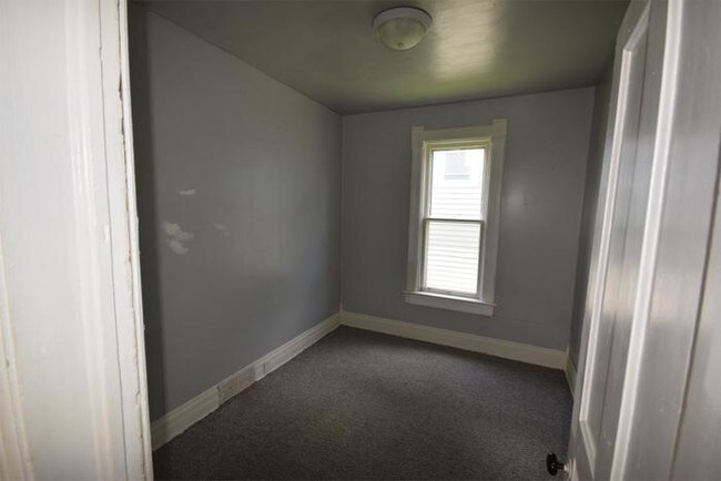 Building Photo - 2 Bedroom Lower- Oshkosh