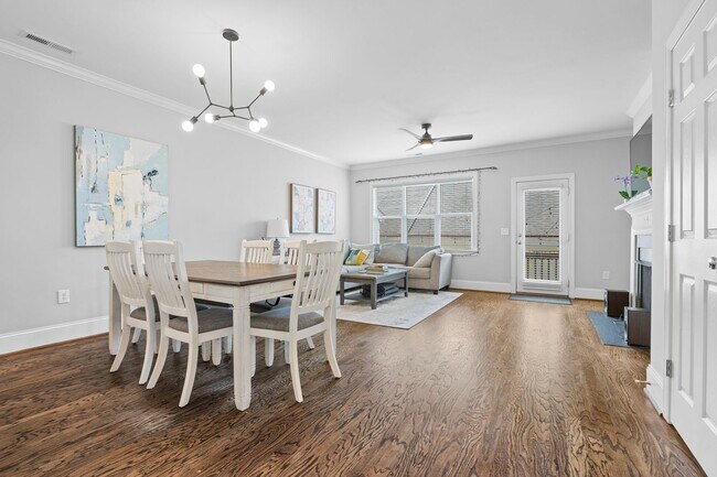 Foto del edificio - Spacious Brick Townhome in Trinity Park!