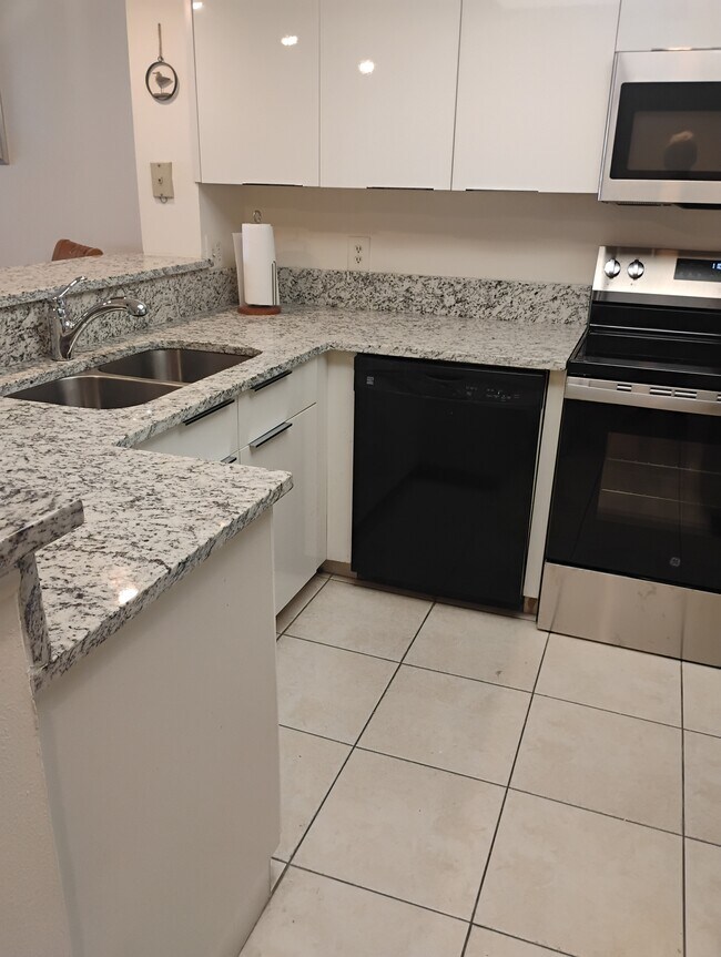 Foto del edificio - 6035 Sea Ranch Dr