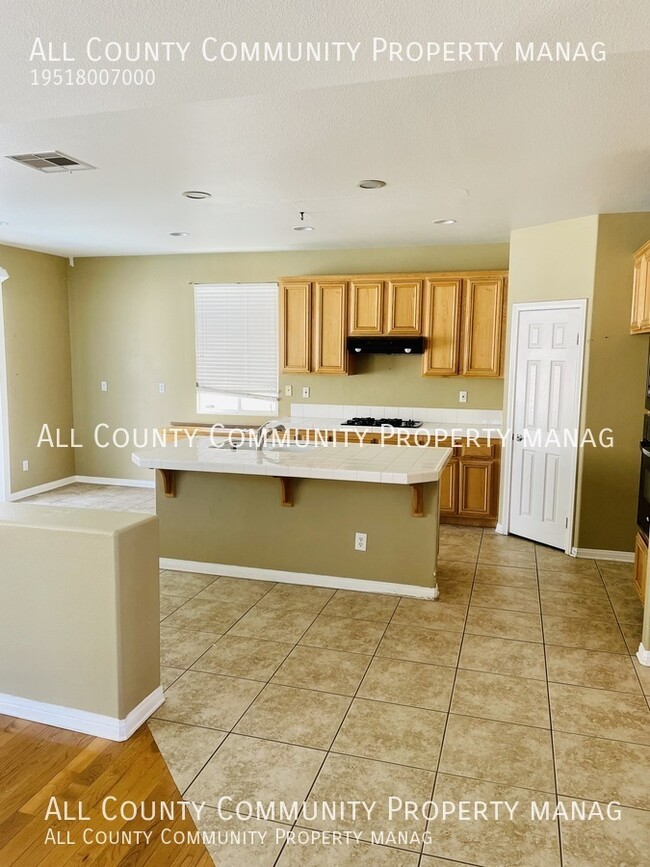 Foto del edificio - Beautiful 2 Story Home In Lake Elsinore!