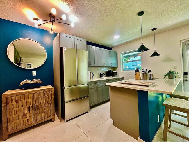 Building Photo - 820 NE 14th Ave