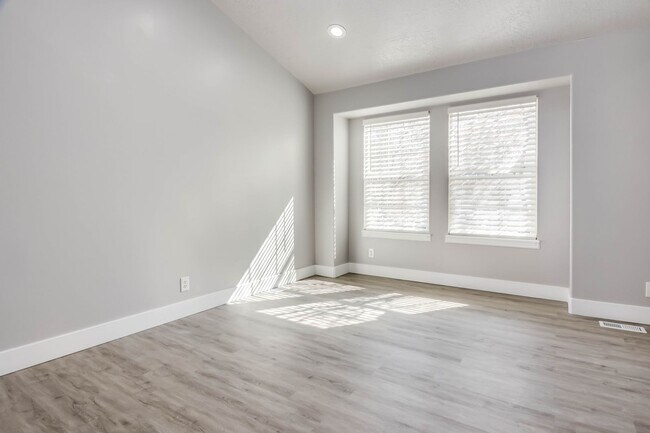 Building Photo - Gorgeous Four Bedroom Home, 2600 sq. ft., ...