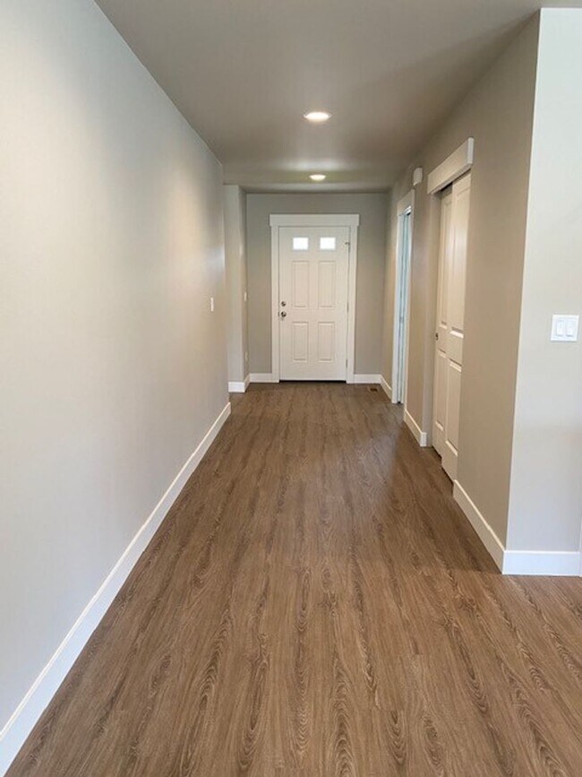 Building Photo - NEWER CONSTRUCTION!! Luxury 3 bedroom, 2 b...