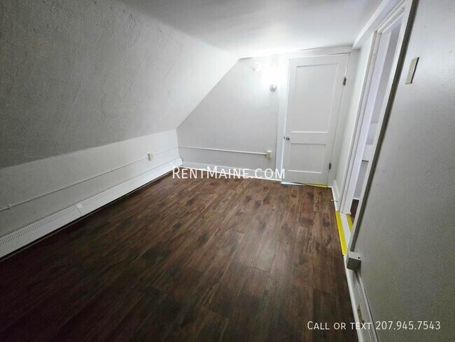 Foto del edificio - 402-404 Hammond Street-Apt. #3