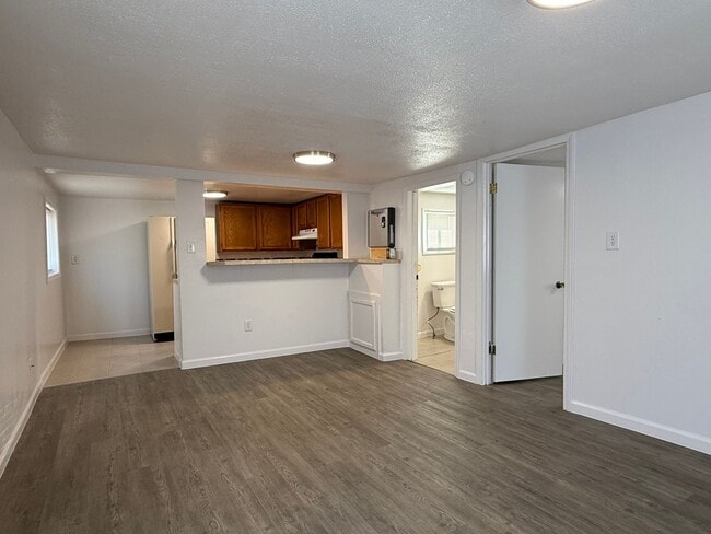 Building Photo - 1 Bed 1 Bath home with fenced yard and a s...