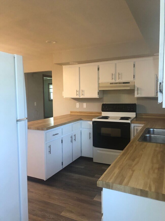 Foto del edificio - 1336 Meadow Ln