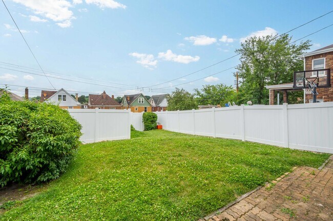 Foto del edificio - AVAILABLE AUGUST 1ST!! BEAUTIFUL 3 BEDROOM...