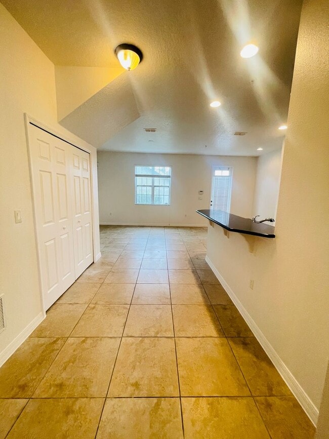 Building Photo - 10322 Hartford Maroon Rd