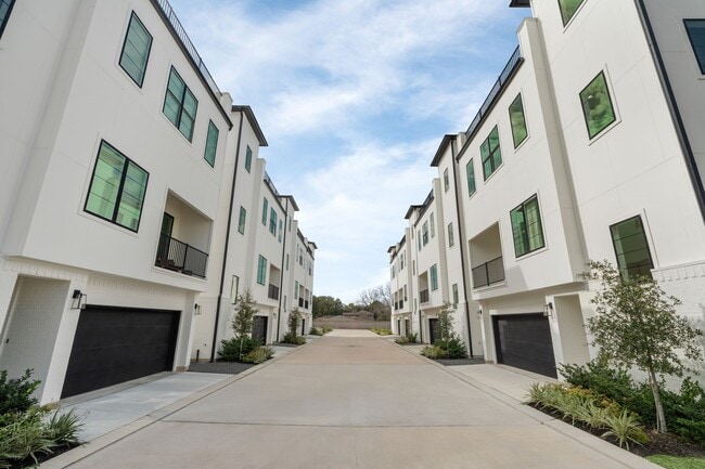 Building Photo - 8706 Ojeman Villas Dr