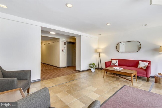 Foto del edificio - 5112 MacArthur Blvd NW