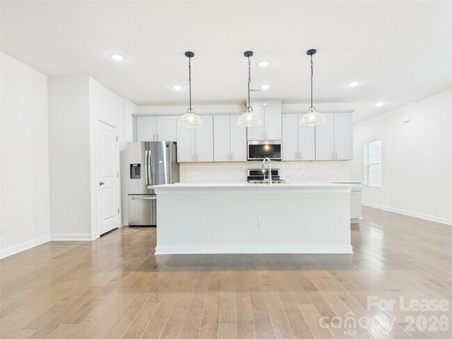 Foto del edificio - 3941 Woodland View Dr