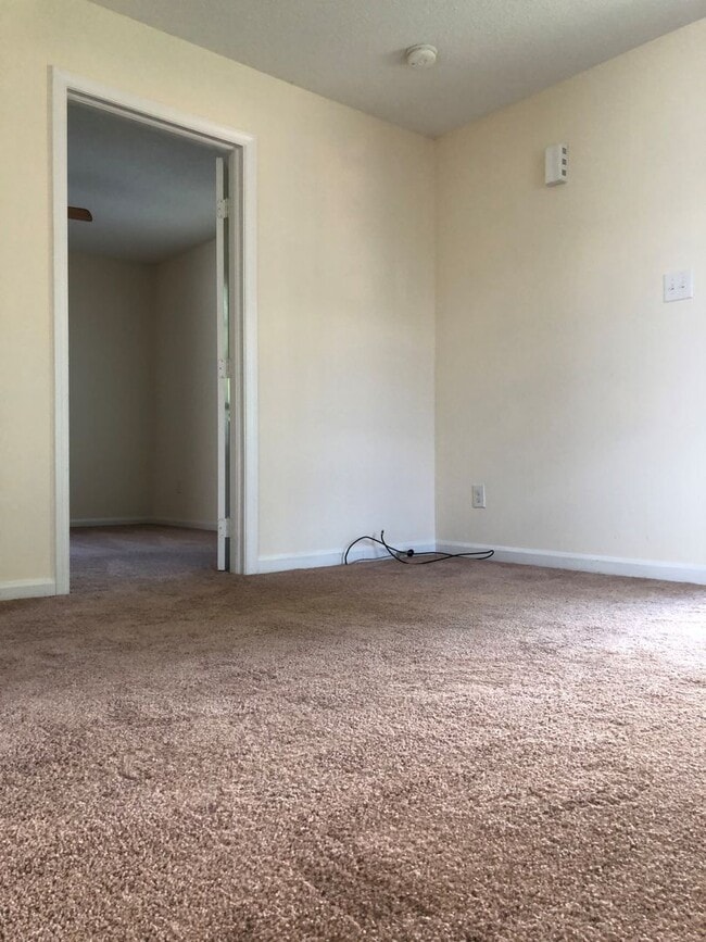 Building Photo - 2 bedroom-1 bath remodeled unit