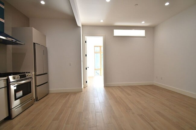 Building Photo - 582 E 138th St