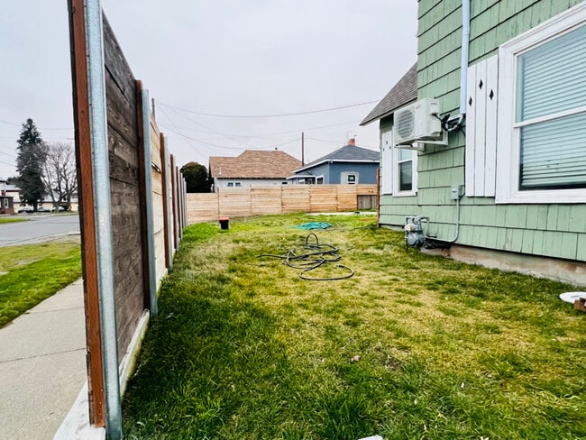 Building Photo - 260 W Chestnut St