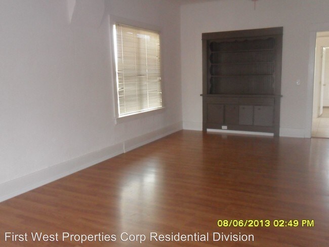 Building Photo - 3 br, 1.5 bath House - 959 E 13th St.