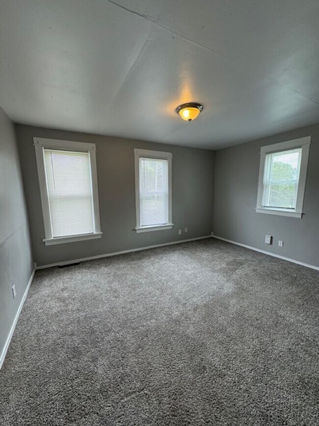 Building Photo - 4 Bedroom House