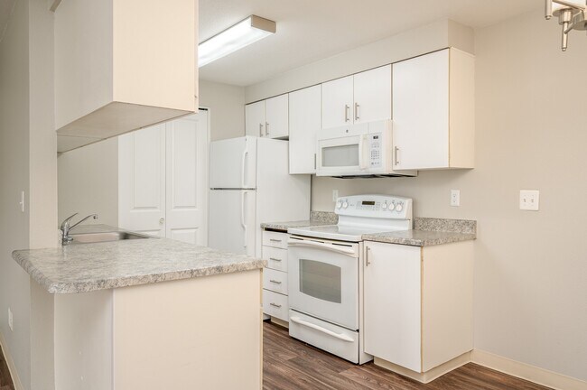 Village at Sunrise | Cocina y comedor - Village at Sunrise